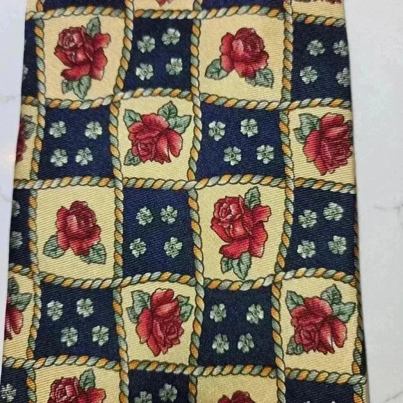 VTG Burberry's Of London Roses Silk Hand Sewn Mens Tie - Picture 3 of 6